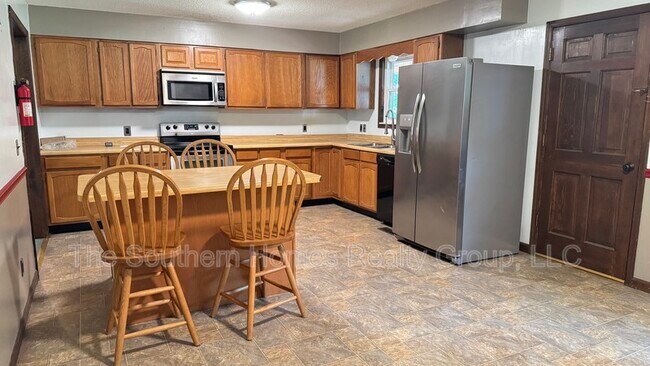 Building Photo - 1305 Ridgeway Cir