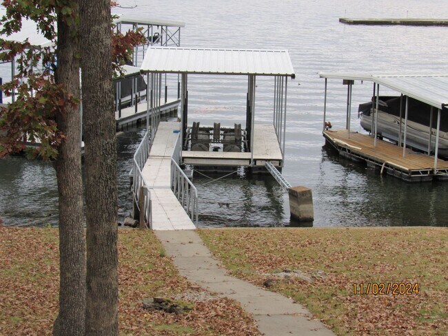 Building Photo - Lakefront House in Four Seasons