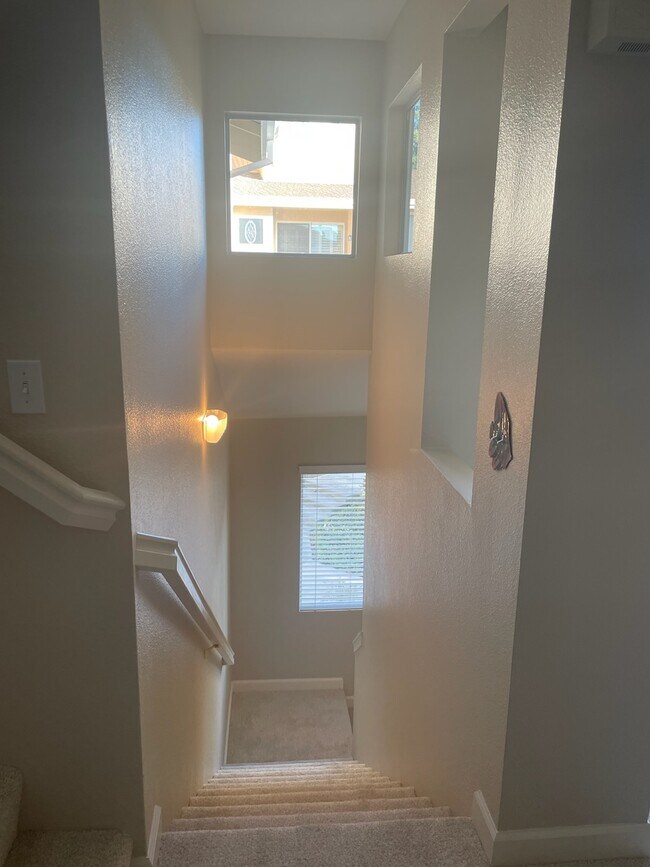 Building Photo - 1042 Niguel Ln