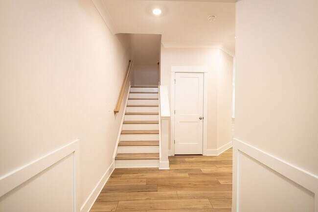 Building Photo - Luxury Townhouse