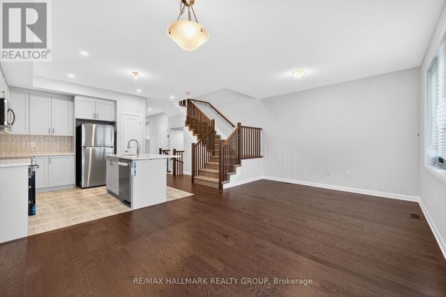 Building Photo - 887 Eileen Vollick Cres.