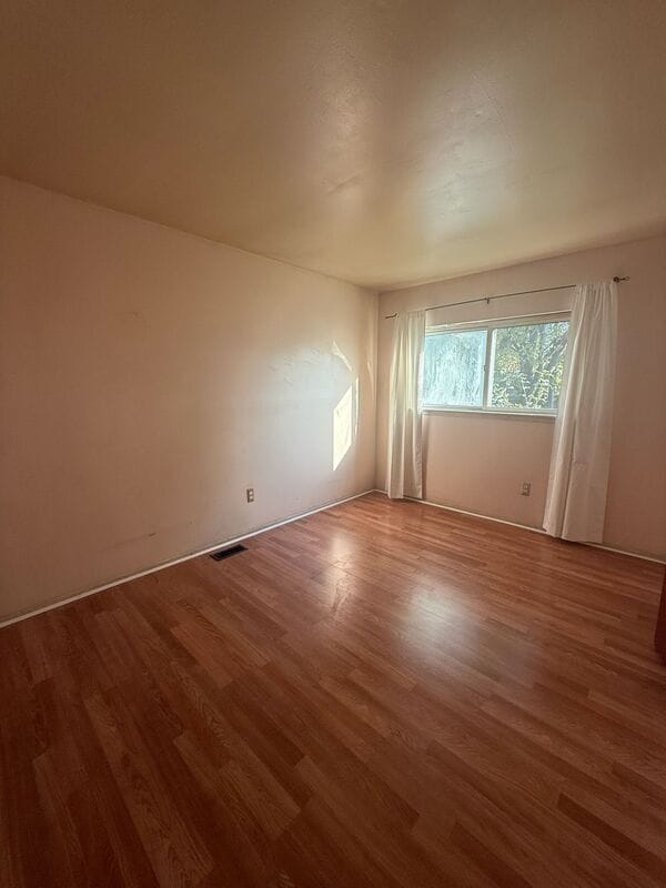 Foto del edificio - 8030 Jewett Ave