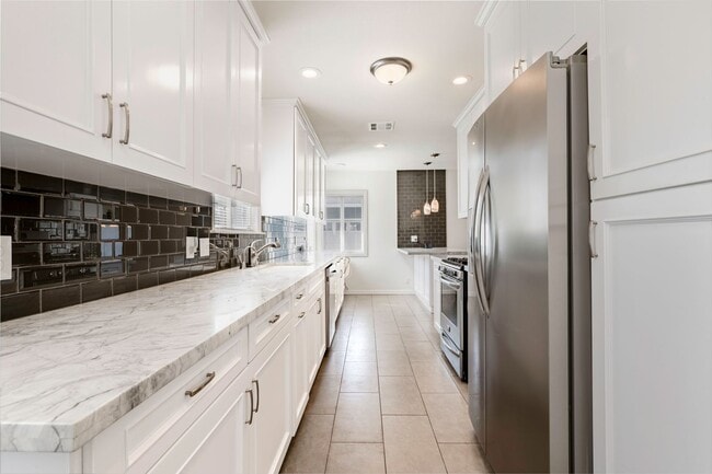 Building Photo - Lakewood Estates 3 Bedroom, 2 Bath Home with 2 Car Garage