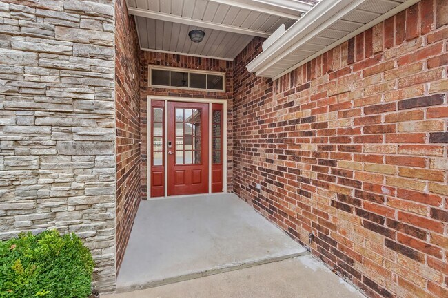 Foto del edificio - Wonderful home centrally located in Centerton with SOLAR - cut your electric bill down tremendously!