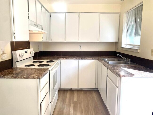 Building Photo - 1210 S Kinney Way
