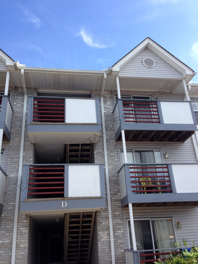 Building Photo - 927 Emery Rd