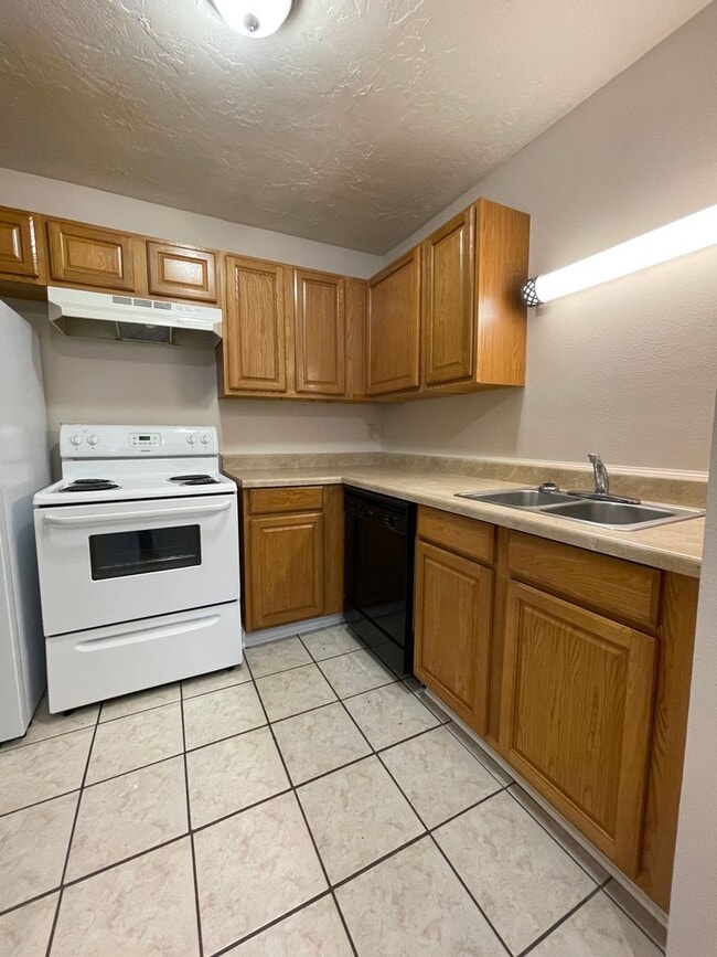 Building Photo - 134 N Meyers