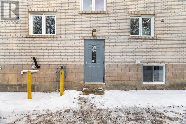 Building Photo - 2320 Hixon St