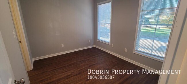 Foto del edificio - Home conveniently located just blocks from...