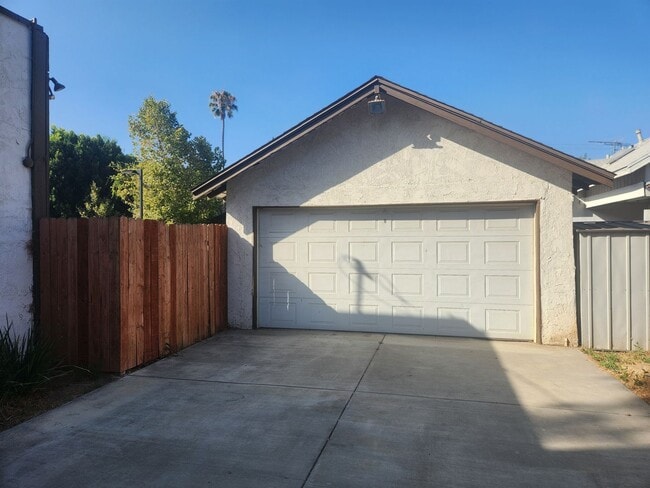 Building Photo - 3 bedrooms 2 bathrooms Downtown Riverside ...