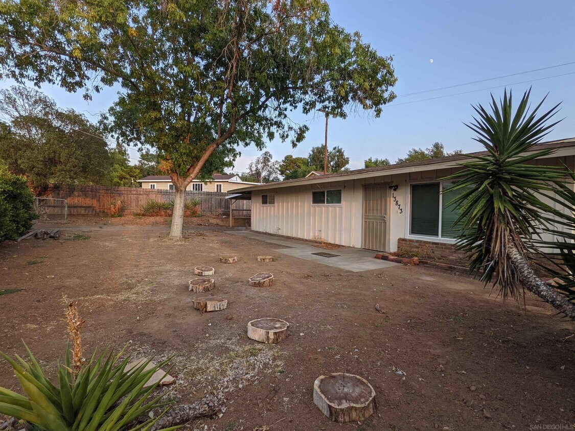 Foto principal - 13873 Temple St