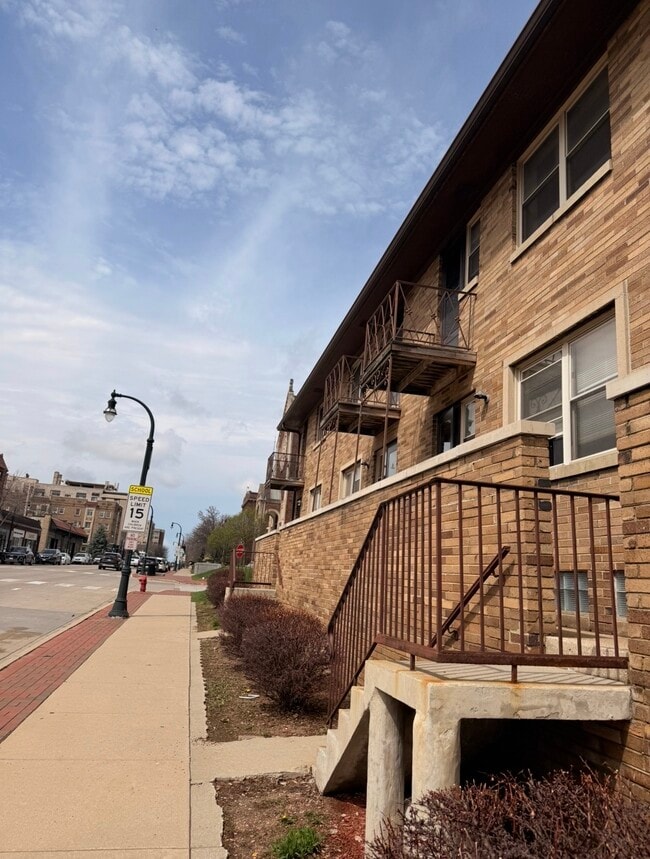 Building Photo - 4002 N Farwell Ave