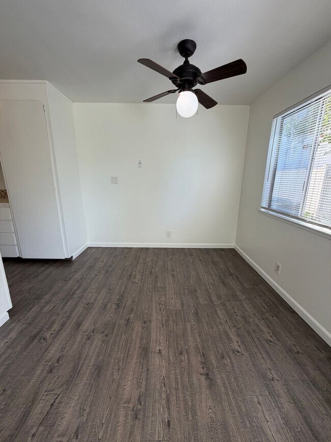 Foto del edificio - 4930 N Holt Ave