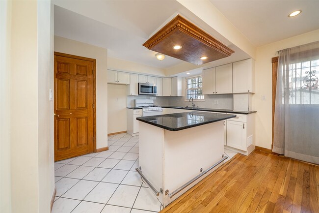 Building Photo - 216 Bartholdi Ave