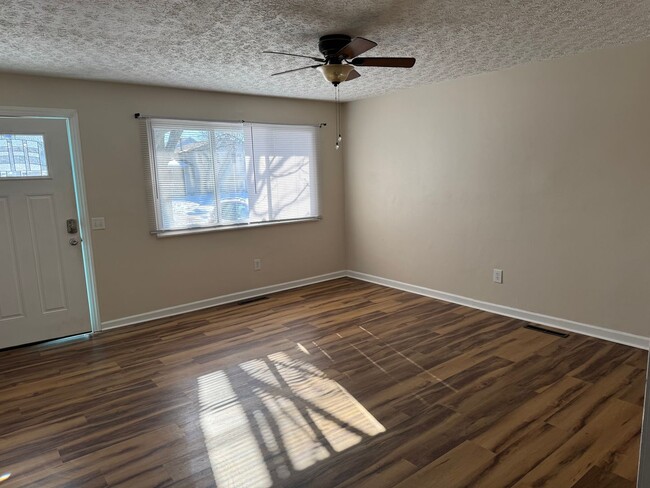 Building Photo - 4 Bedroom, 1.5 Bath Single Family Home Hil...