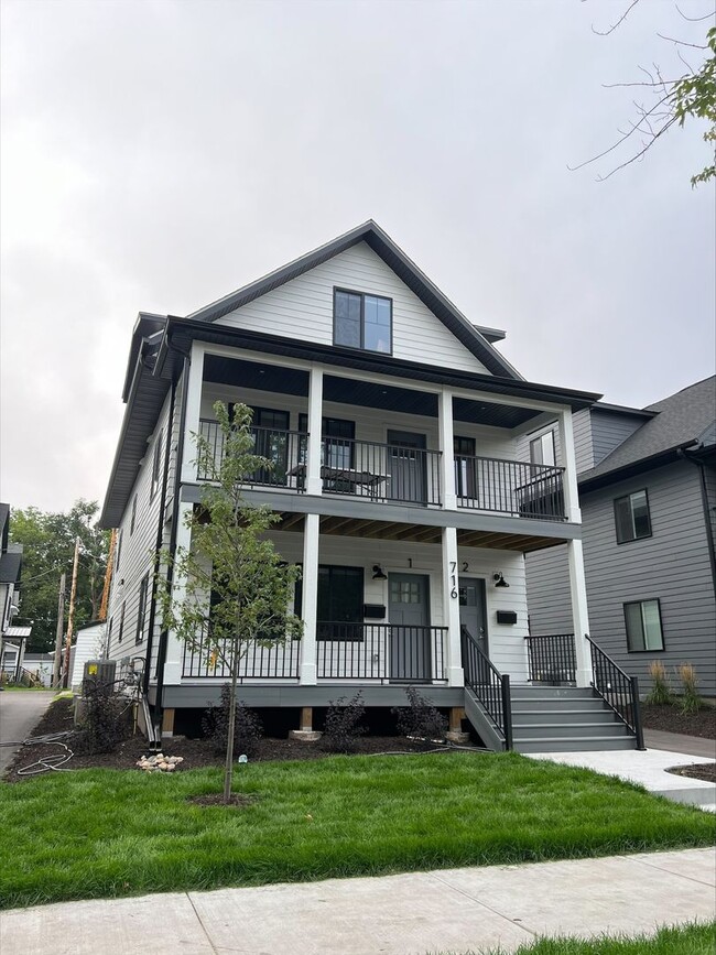 Building Photo - 716 13th Ave SE