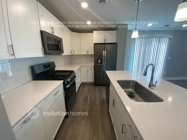 Building Photo - 10922 Glacier Ln N