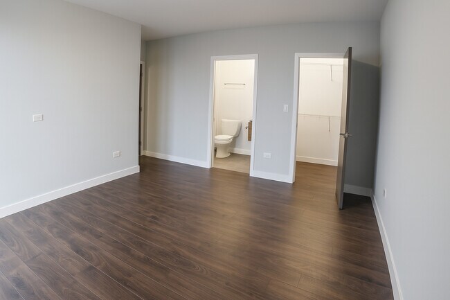 Building Photo - 3301 N Sheffield Ave