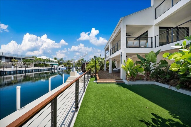 Building Photo - 108 W Plaza Del Lago