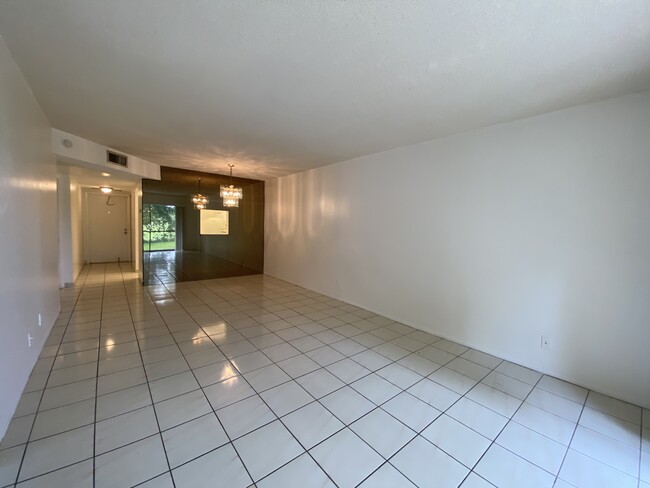 Building Photo - 7820 N Colony Cir