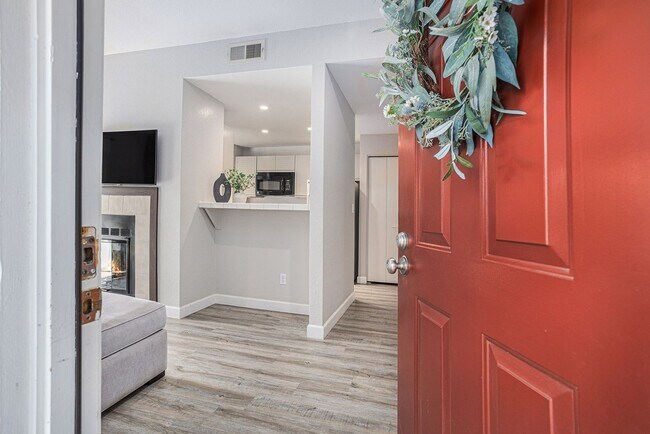 Foto del edificio - CANYON MEADOWS - Pleasanton's highly desired hidden gem complex...