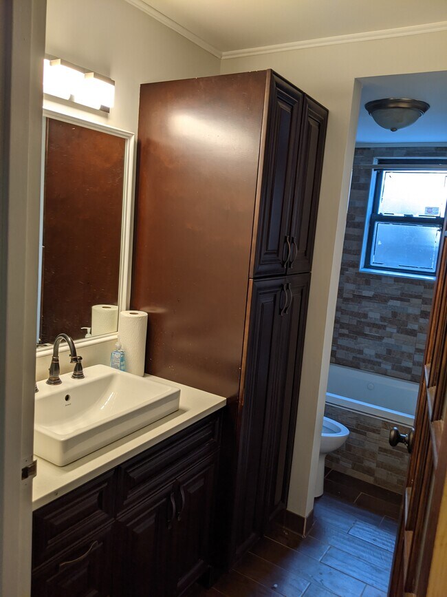 Building Photo - 751 E 89th St