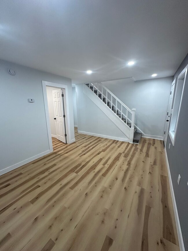 Building Photo - Beautiful renovated 3 bedroom townhome
