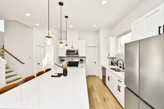 Building Photo - 208 N York St