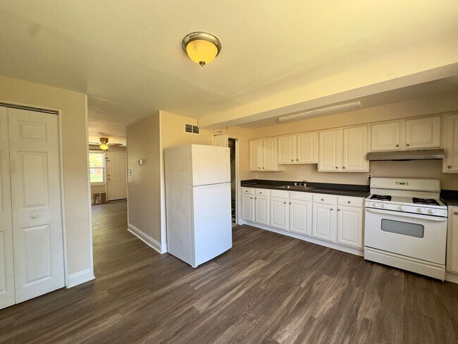 Building Photo - Charming 3 Bedroom/1 Bathroom Townhome in Dundalk, MD!