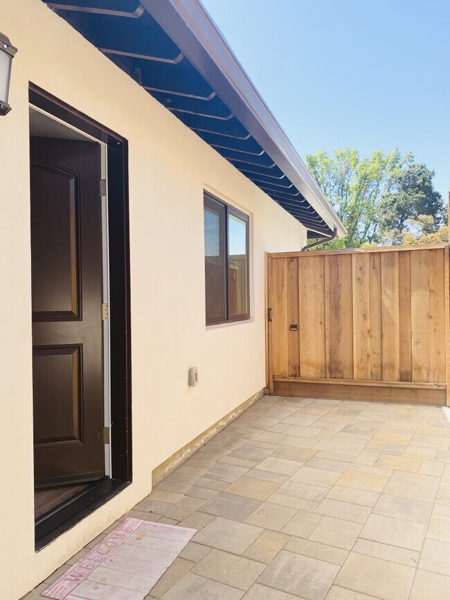 Building Photo - 663 Glenbrook Dr