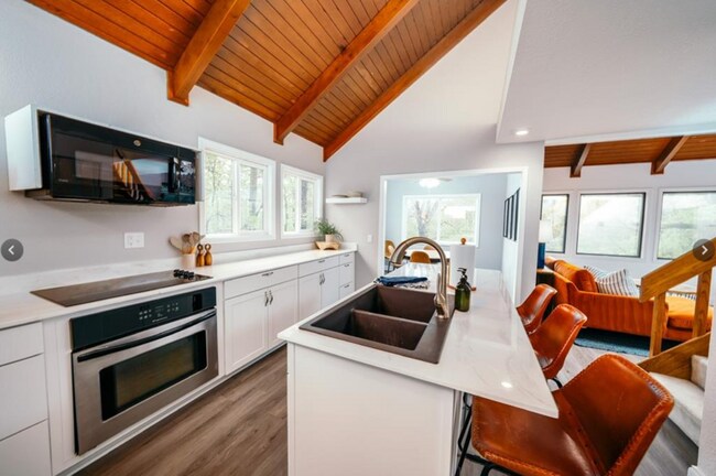 Building Photo - 8 Norwood Dr