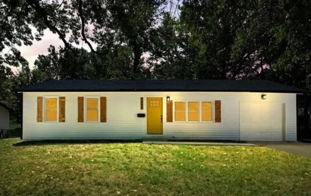 Foto principal - Stunning 4-Bedroom, 2-Bath Home with Moder...