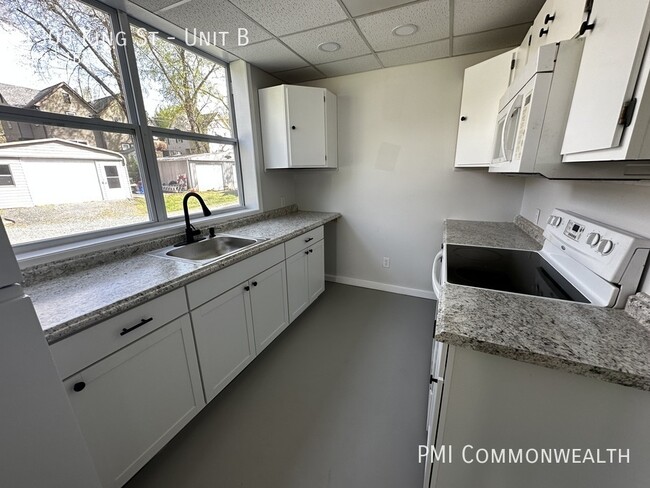 Building Photo - 1 Bed / 1 Bath Lower Unit Duplex (Availabl...