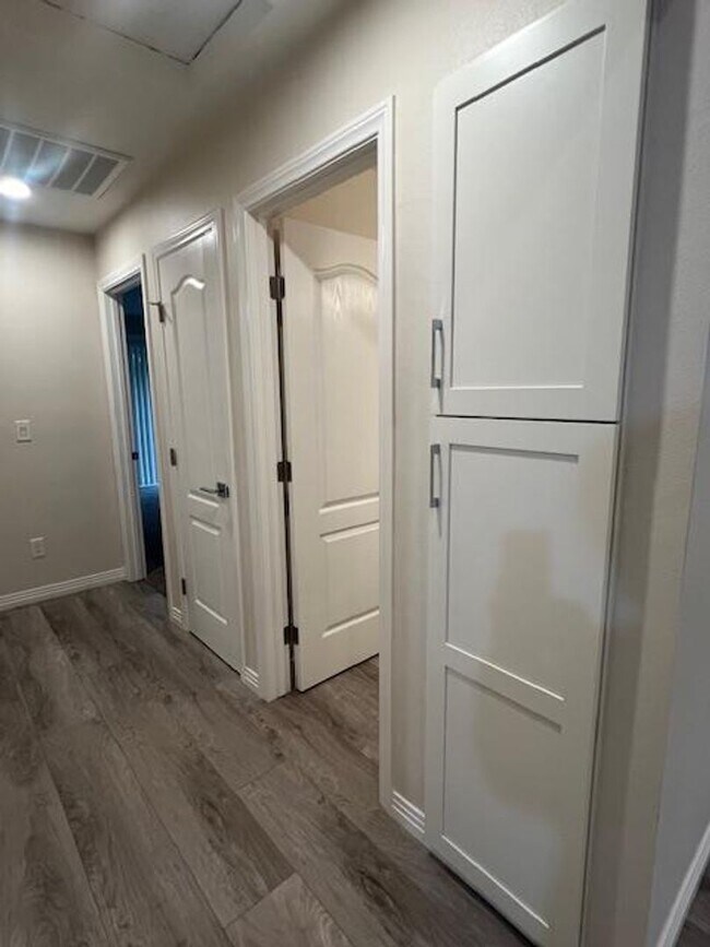 Building Photo - 4905-4907 Douvan Court