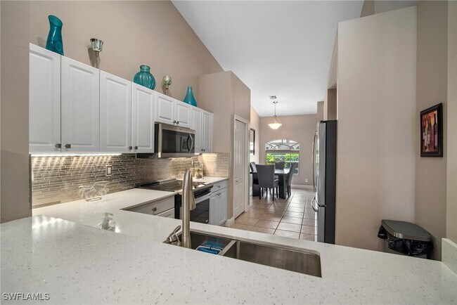 Foto del edificio - 6553 Castlelawn Pl