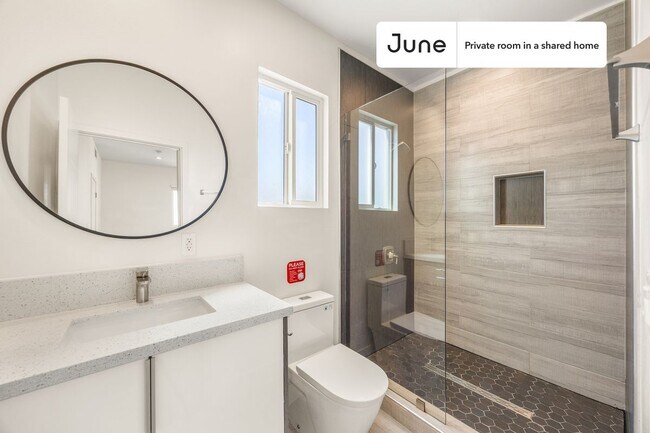 Foto del edificio - Private bedroom in 4 bed/4 bath Home