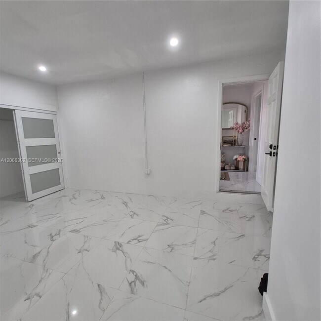 Foto del edificio - 8220 NW 199th St