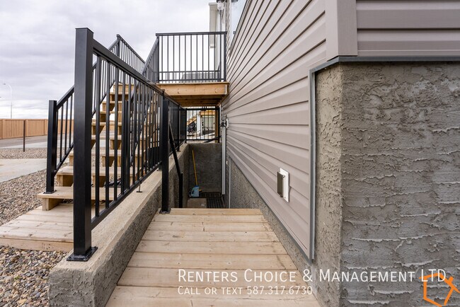 Photo du bâtiment - Basement Suiite With Driveway Parking and ...