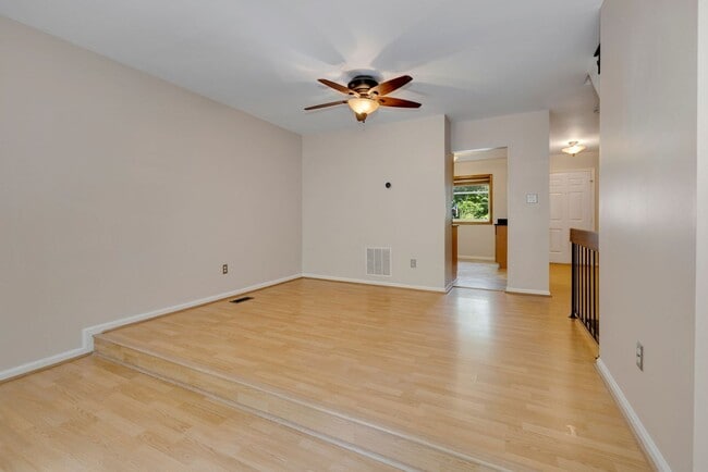 Building Photo - 3 Bed 2.5 Bath - Gaithersburg Townhouse - Finished Basement