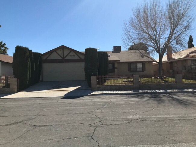 Building Photo - 1 story single family with a pool