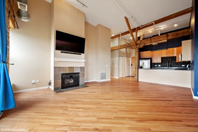 Building Photo - 1735 W Diversey Pkwy