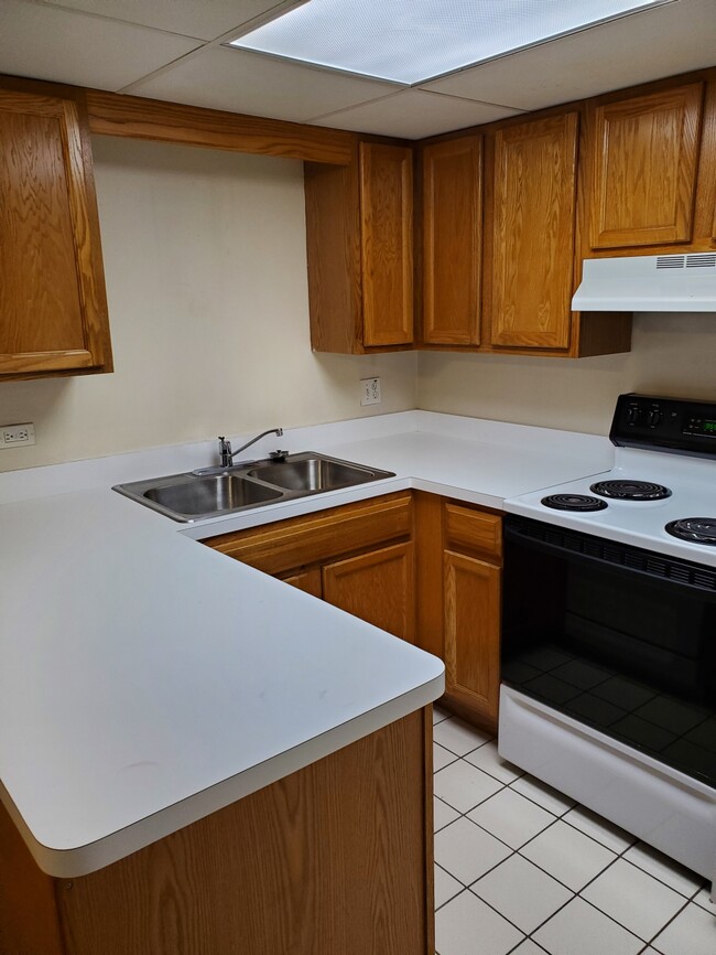 Building Photo - 230 Springhill Dr