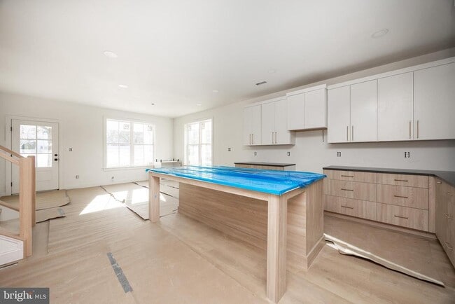 Building Photo - 453 E Franklin St