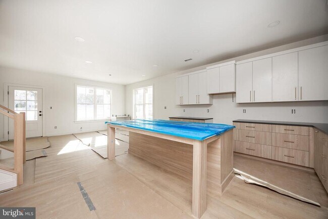 Foto del edificio - 453 E Franklin St