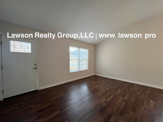 Foto del edificio - Adorable and Updated-One Level Living with Paved Driveway