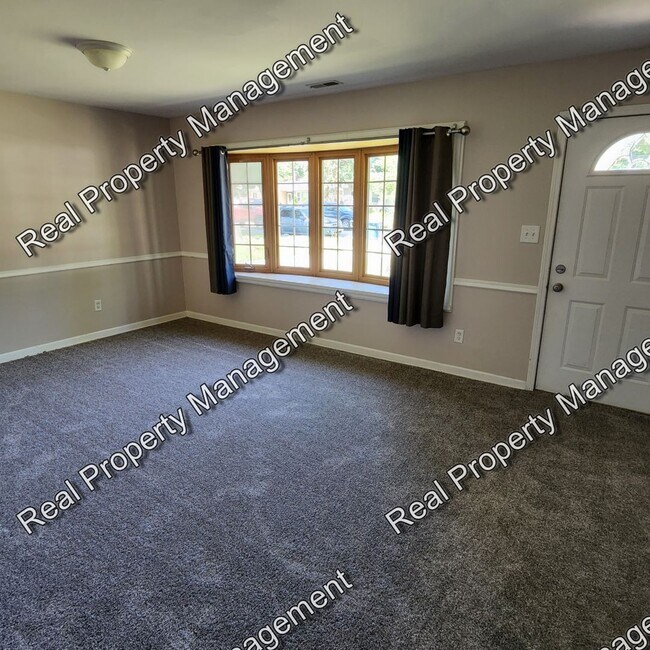 Building Photo - 3 Bedroom Hessville Ranch