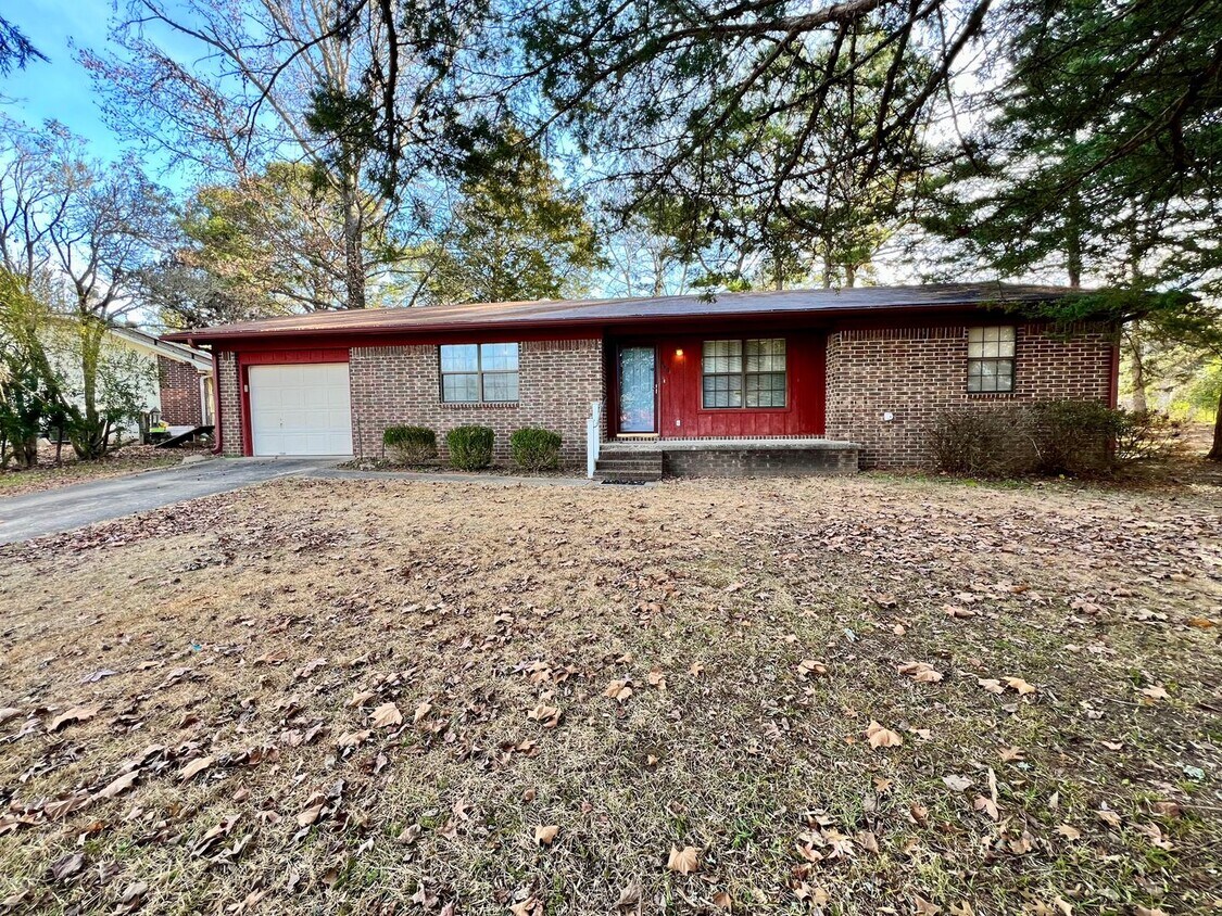Primary Photo - Come take a look at this 3-bedroom 2-bathr...