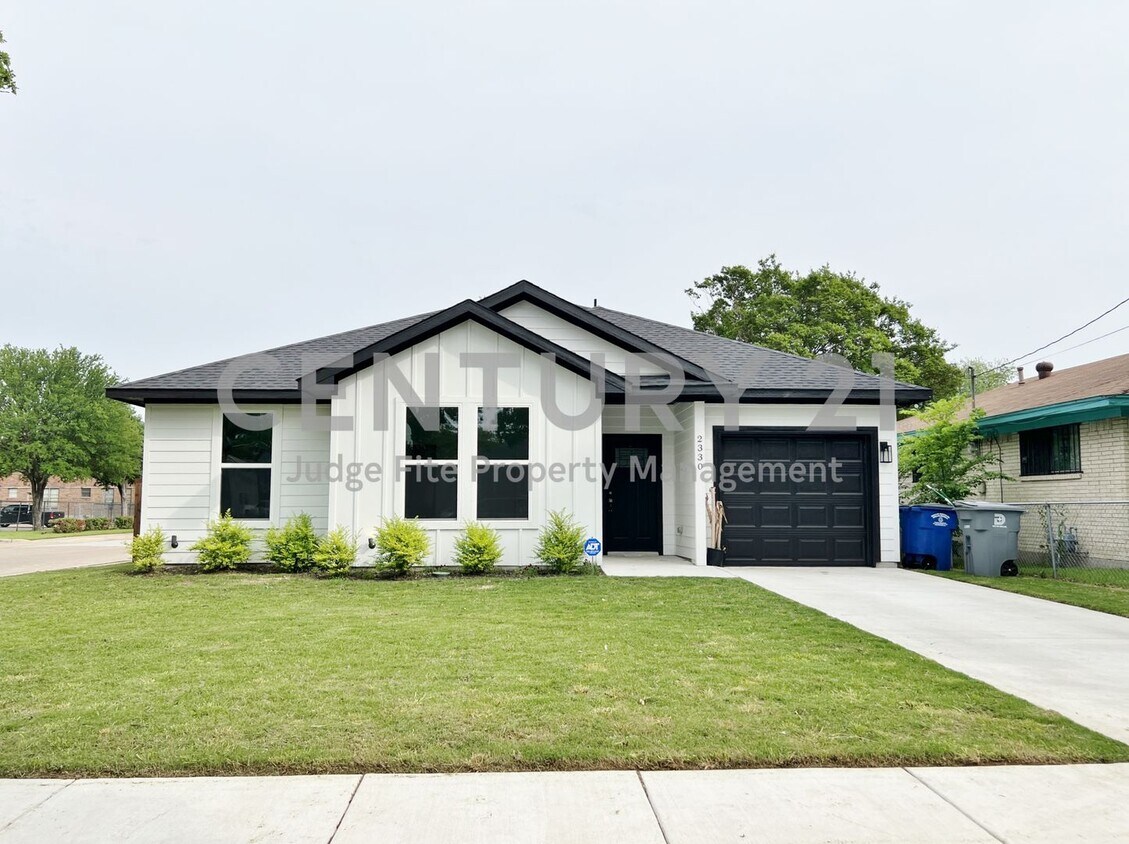 Primary Photo - Great 4/2/1 Built in 2023 Nestled on Corne...