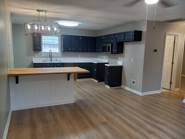 Building Photo - 7 Redwood St NE