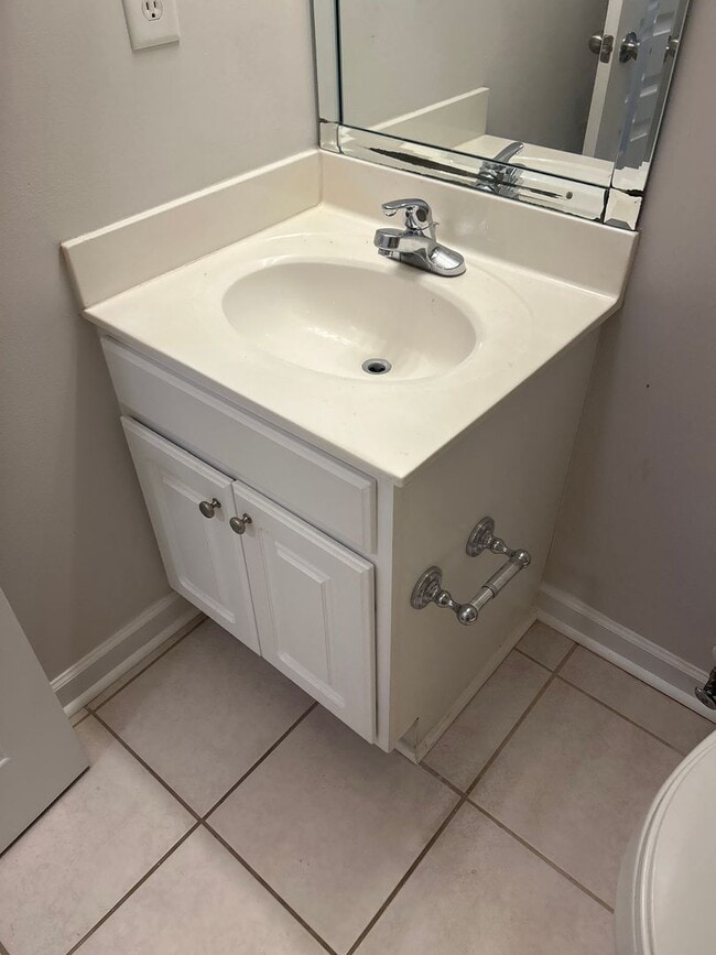Building Photo - Three Bedroom Townhouse Available!